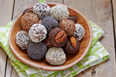 Sağlıklı Paleo ham enerji topları