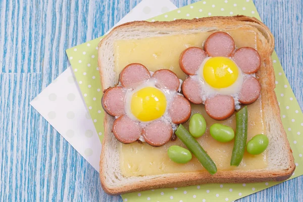 Peynir, sosis, bıldırcın yumurtası ve edamame komik tost — Stok fotoğraf