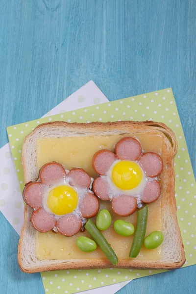 Peynir, sosis, bıldırcın yumurtası ve edamame komik tost — Stok fotoğraf