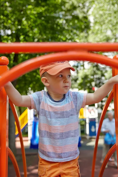 Bedårande pojke porträtt på lekplatsen — Stockfoto