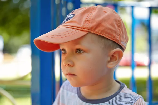 Adorable retrato de niño en el patio — Foto de Stock