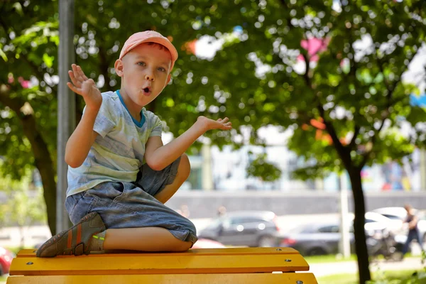 Retrato de menino adorável no parque infantil — Fotografia de Stock