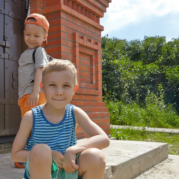 Dwa małe brotherssitting w parku lato — Zdjęcie stockowe