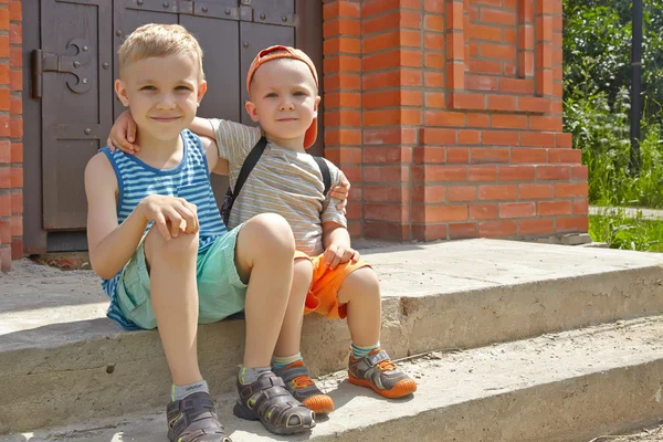 Two little brotherssitting in a summer park — Stock Photo, Image