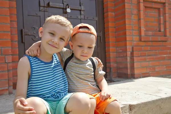 Twee kleine brotherssitting in een zomer-park — Stockfoto