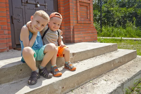 Deux petits frères dans un parc d'été — Photo