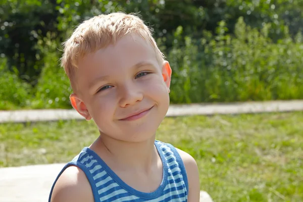 Adorable portrait de garçon en plein air — Photo