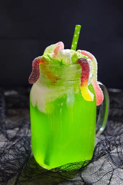 Bevanda verde con gelato galleggiante per Halloween — Foto Stock