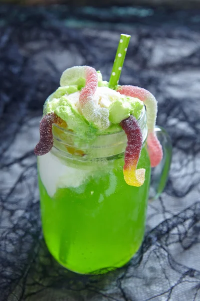 Grünes Getränk mit Eiswagen zu Halloween — Stockfoto