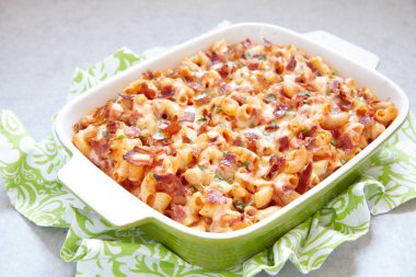 Pastırma, jambon, peynir ve domates ile makarna güveç