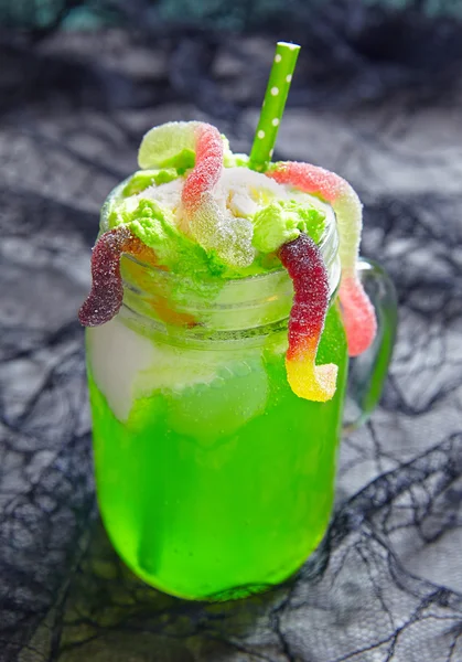Bebida verde com flutuador de sorvete para o Halloween — Fotografia de Stock