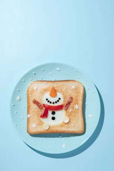 Desayuno de Navidad: tostadas con clara de huevo en forma de muñeco de nieve — Foto de Stock