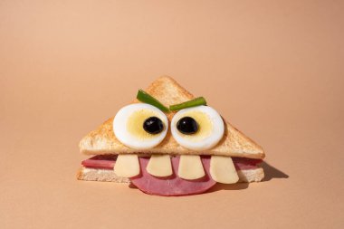 Eğlenceli Cadılar Bayramı canavar sandviçi