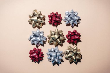 Yeni yıl ışıl ışıl kurdele dekorasyonları