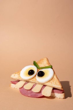 Eğlenceli Cadılar Bayramı canavar sandviçi