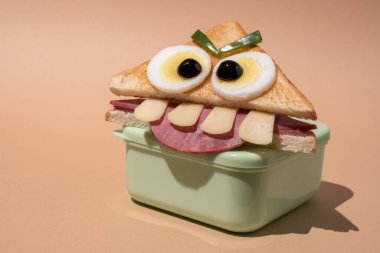 Eğlenceli Cadılar Bayramı canavar sandviçi