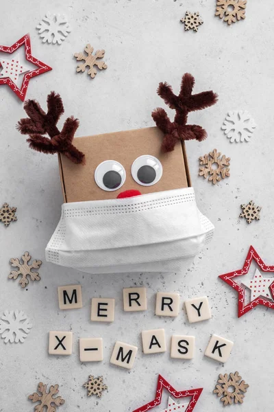 Christmas deer gift box with a medical mask — Stock Photo, Image