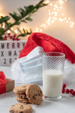 Noel Baba için Noel kurabiyesi ve süt.