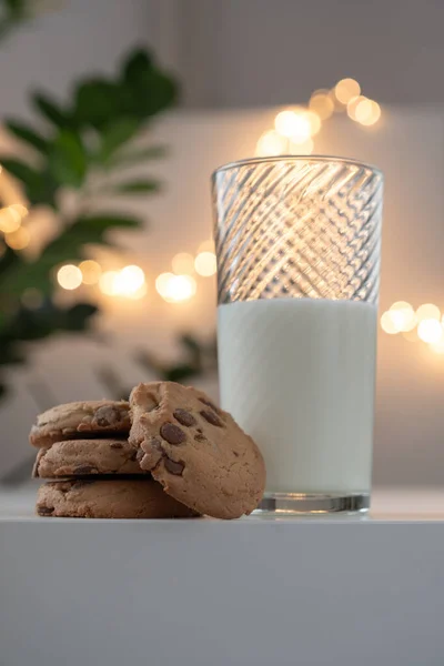 Biscoitos de Natal e leite para Papai Noel — Fotografia de Stock