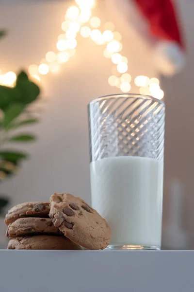 Świąteczne ciasteczka i mleko dla Świętego Mikołaja — Zdjęcie stockowe