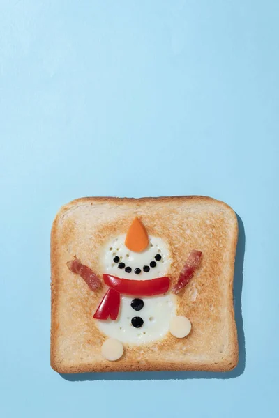 Χριστουγεννιάτικο πρωινό: τοστ με ασπράδι αυγού σε σχήμα χιονάνθρωπου — Φωτογραφία Αρχείου