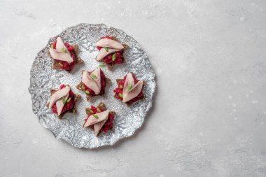 Ringa fileto ile aperatif pancar, soğan ve siyah ekmek..