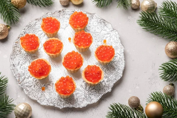 Törtchen mit Käse und rotem Kaviar — Stockfoto