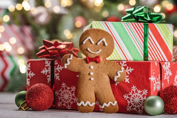 Noel Zencefilli Ekmek Adam ve Hediye Kutusu — Stok fotoğraf