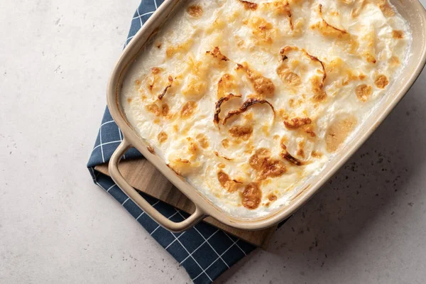 Caçarola de peixe branco com creme de leite e cebola — Fotografia de Stock