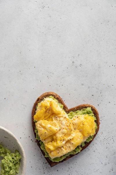 Inima în formă de avocado pâine prăjită — Fotografie, imagine de stoc