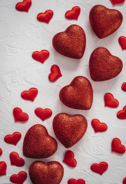 Sevgililer Günü geçmişi. Düz yatıyordu, kırmızı kalplerin üst görüntüsü.