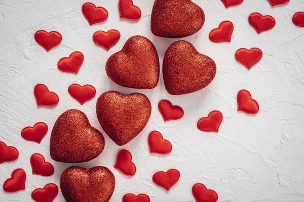 Dia dos Namorados fundo. Deitado plano, vista superior de corações vermelhos — Fotografia de Stock