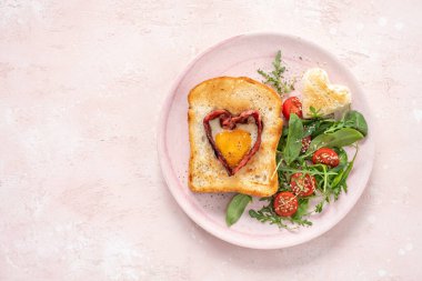 Pastırmalı yumurta ve ekmek.