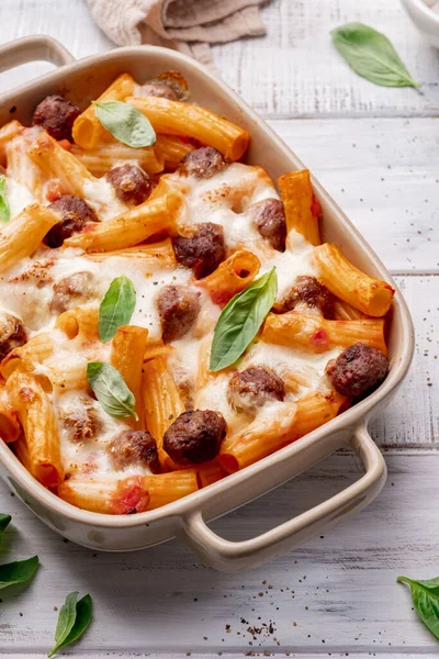 Pâtes cuites avec boulettes de viande et fromage — Photo