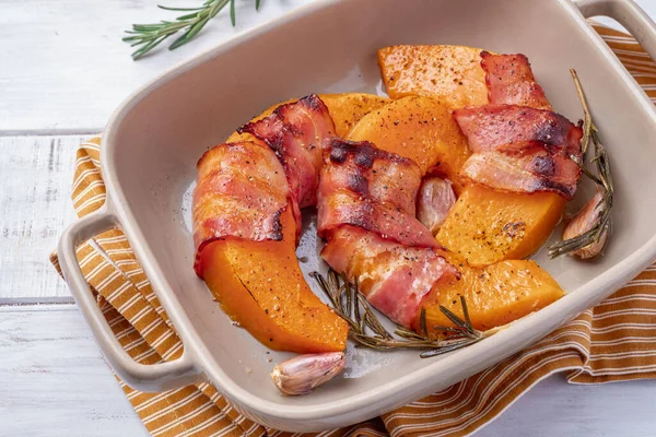 Pečené dýňové plátky ve slanině — Stock fotografie