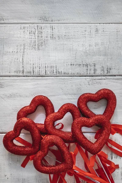 Valentines Day pozadí. Byt ležel, horní pohled na červená srdce — Stock fotografie