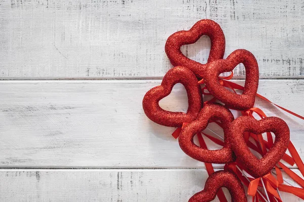 Hintergrund zum Valentinstag. Flache Lage, Draufsicht auf rote Herzen — Stockfoto