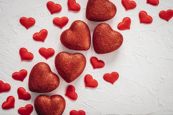 발렌틴 데이의 배경. 납작하게 누워 있는 붉은 심장의 꼭대기 모습 — 스톡 사진