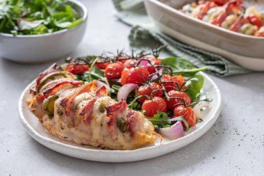 Domuz pastırması, peynir ve jalapenoyla doldurulmuş tavuk göğsü.