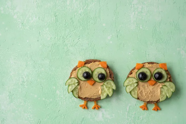 Cucumber and hummus owl toasts — Stock Photo, Image