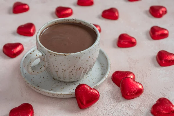 Chocolate caliente con caramelos de corazón — Foto de Stock