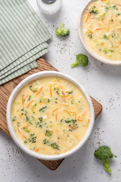 Miska brokułów i zupy cheddar — Zdjęcie stockowe
