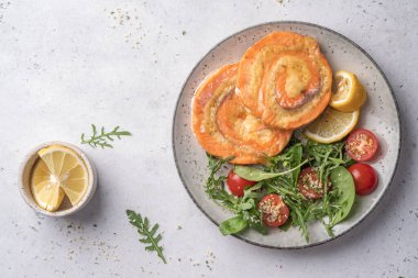 Peynirli salata ile doldurulmuş somon fırıldağı