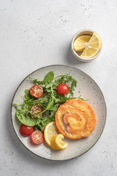 Pinwheel de salmón relleno con queso con ensalada —  Fotos de Stock