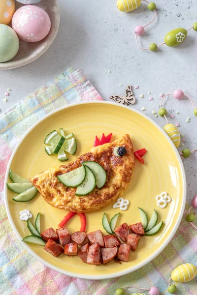 Hühnerei-Omelett mit Schinkengemüse zum Kinderfrühstück — Stockfoto