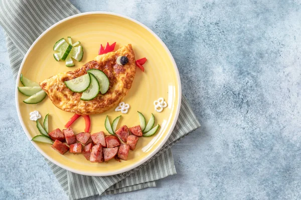Hühnerei-Omelett mit Schinkengemüse zum Kinderfrühstück — Stockfoto