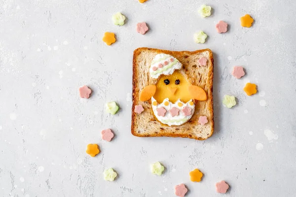 Paasei in het gat toast met kuiken — Stockfoto