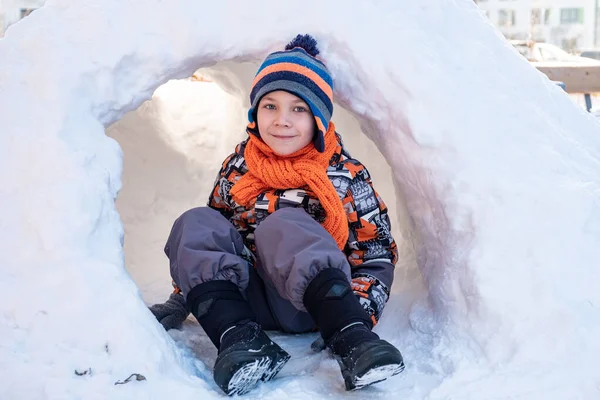 Rapaz bonito brincando no castelo de neve — Fotografia de Stock