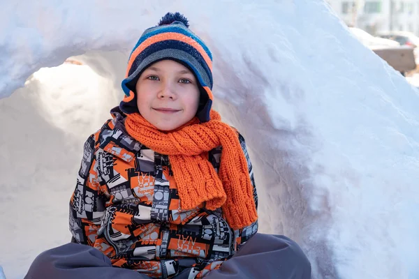 Rapaz bonito brincando no castelo de neve — Fotografia de Stock