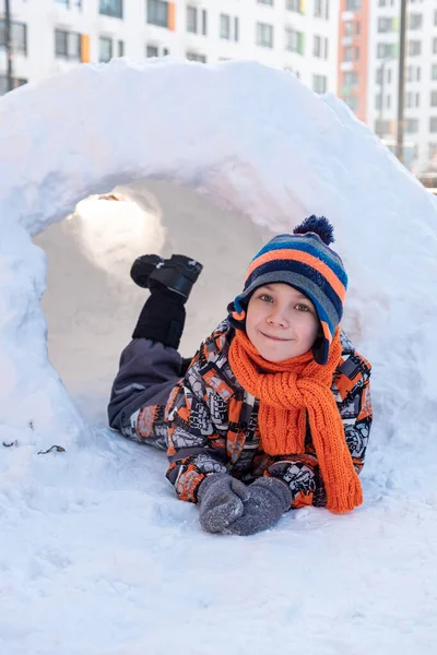 Leuke jongen spelen in de sneeuw kasteel — Stockfoto